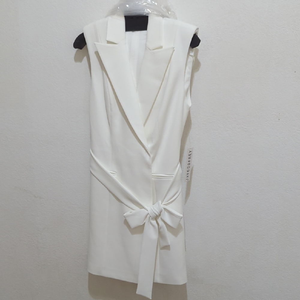 Elegant White Sleeveless Dress